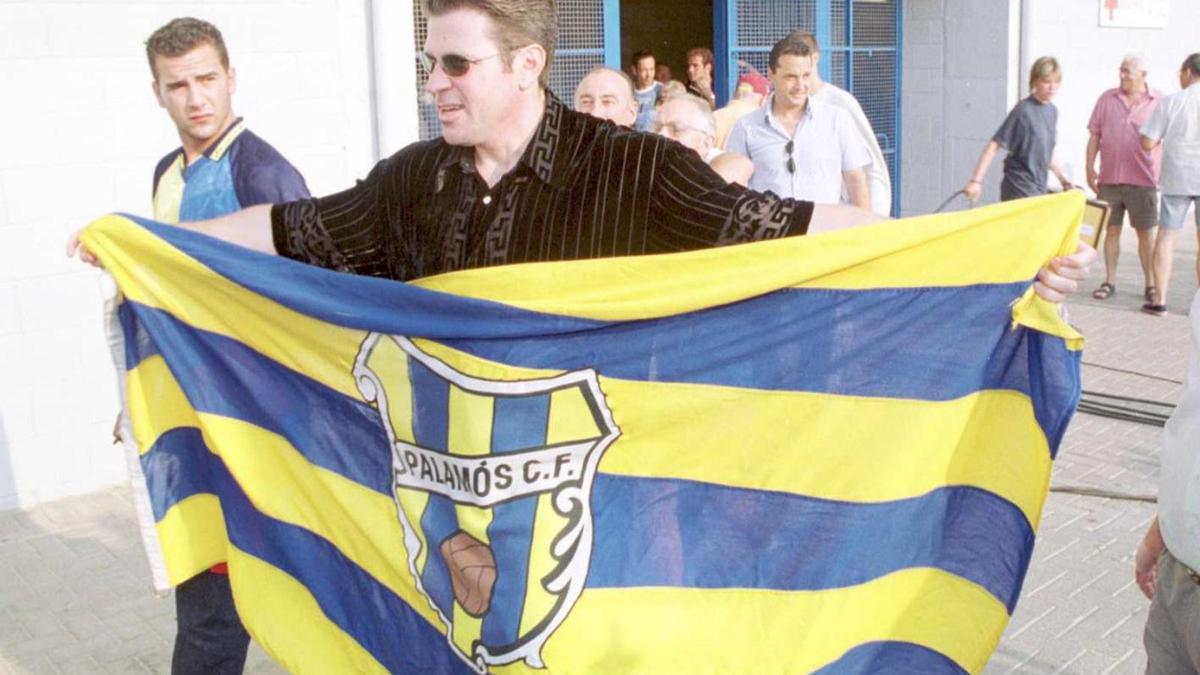 Dimitry Piterman, amb la bandera del Palamós, després de l’ascens a Segona B el 2002. | DIARI DE GIRONA