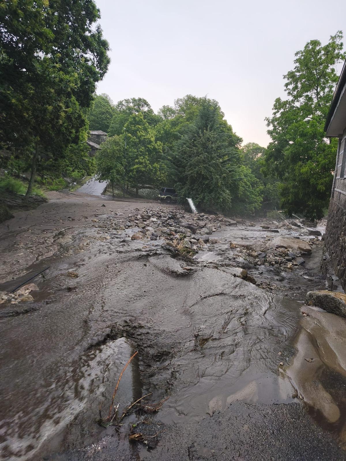 Lluvias torrenciales en Ourense provocan cortes de tráfico y anegan viviendas