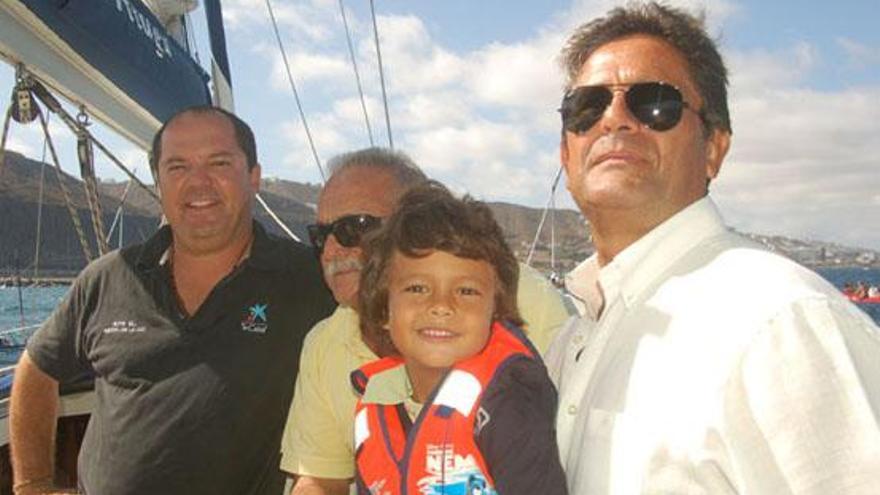De izquierda a derecha, Alejandro Barrera, Tino de la Nuez y Santi Ceballos, con su hijo, en la Marfea, antes de la salida de la Final del Torneo Eliminatorio de la Caja de Canarias. i F. BETHENCOURT
