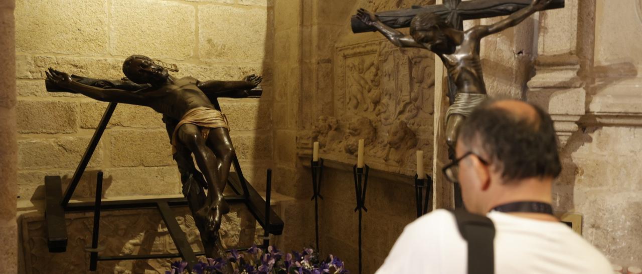 El Cristo Negro, junto a su cruz guía, ya bajado de su altar y dispuesto para su ornamentación en la mañana de Miércoles Santo.