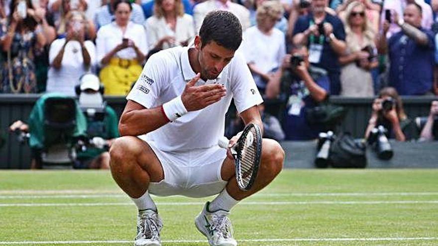 Novak Djokovic celebra el triunfo sobre la pista central de Wimbledon.