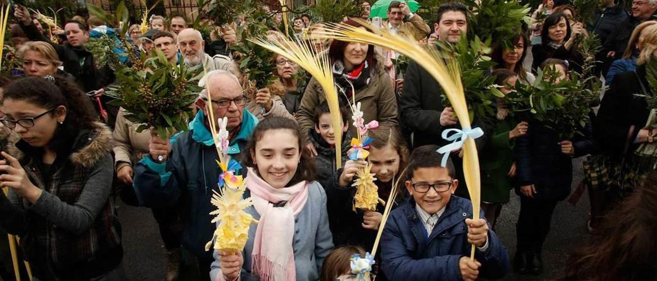 Procesión de la Borriquilla, con los niños portando palmas y los adultos laureles, en las inmediaciones de la iglesia de San Pedro de los Arcos.