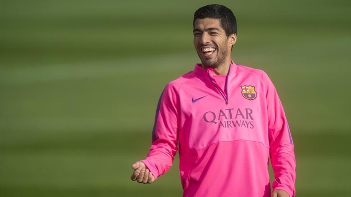 Luis Suárez sonríe durante un entrenamiento del Barça