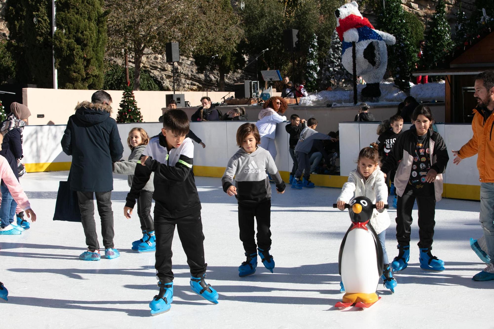 Mira aquí las imágenes del primer día de la pista de hielo en el Parque Reina Sofía
