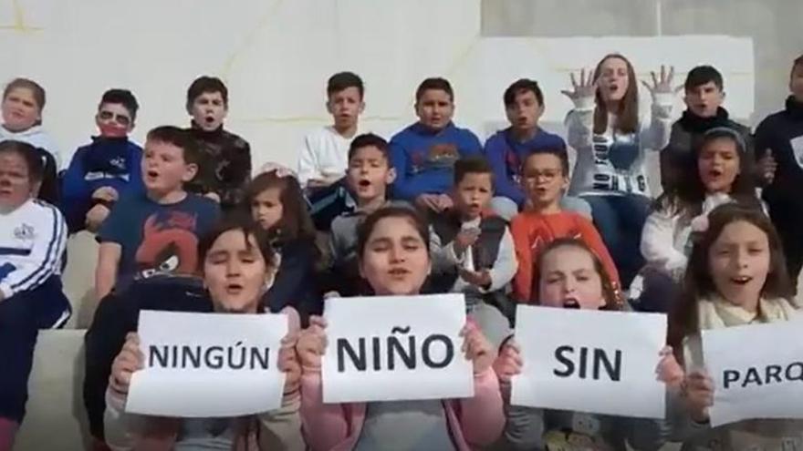 Imagen del vídeo con los niños.