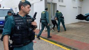 Los detenidos llegan a los juzgados, a 12 de febrero de 2023, en Barbate, Cádiz.