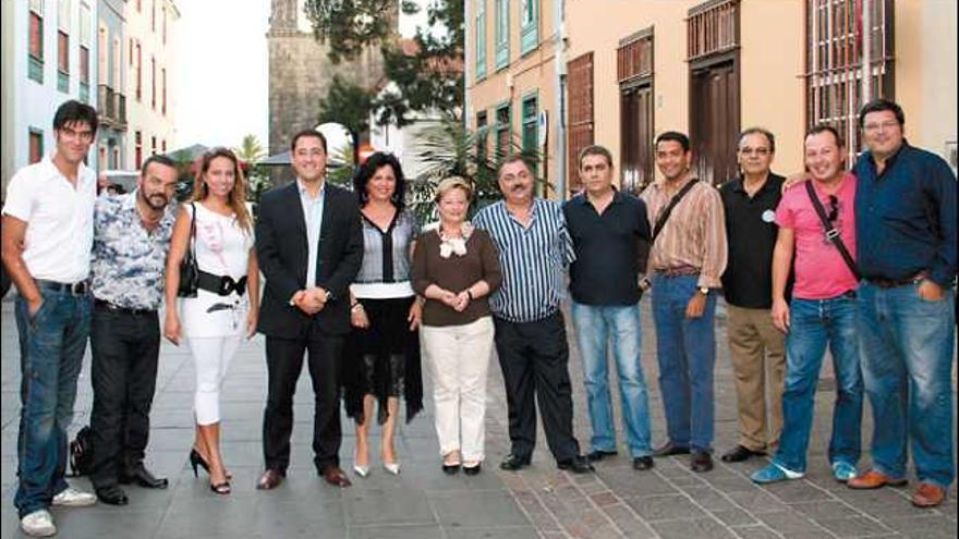 Ángel Llanos y Maribel Oñate junto a Pepe Benavente y el resto del grupo Tributo a las Orquestas Canarias.