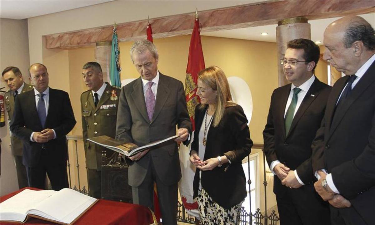 El ministro de Defensa ratifica el futuro del Cefot de Cáceres como centro de formación de tropa