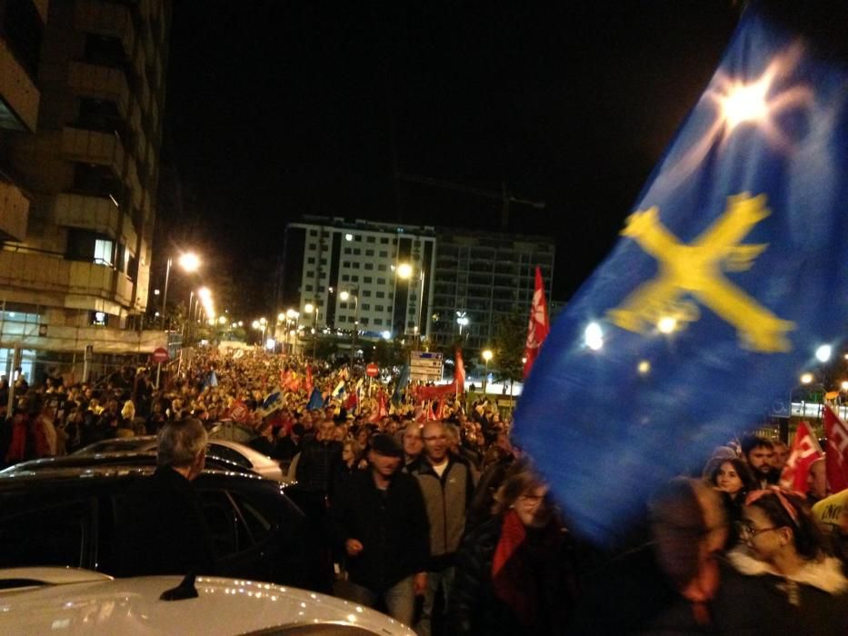 Multitudinaria marcha de "Alcoa no se cierra" en Avilés