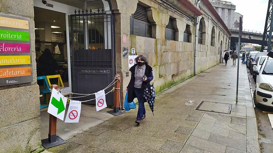 Una de las puertas del mercado de Redondela cerradas por las medidas para controlar el aforo. | // FDV