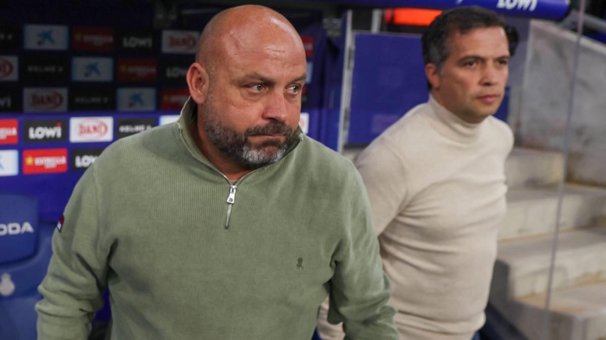 Manolo González y Luis Castro, antes del partido entre el Espanyol-Levante