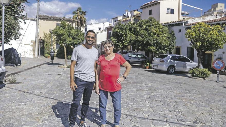 Magdalena Moragues lleva medio siglo viviendo en el Jonquet; a su lado, Joan Sorell, residente desde 2006.