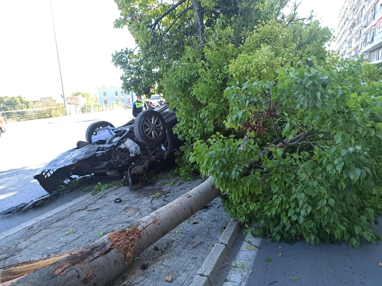 Un herido en Alicante al volcar su coche en la avenida de Dénia