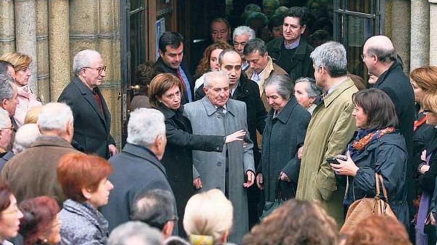 Elena y Demetrio Espinosa acompañan a su padre a la salida del funeral al que acudieron decenas de personas.