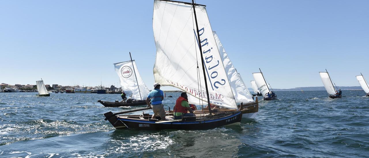 Un momento de la &quot;Regata dos Faros&quot;, en O Grove.