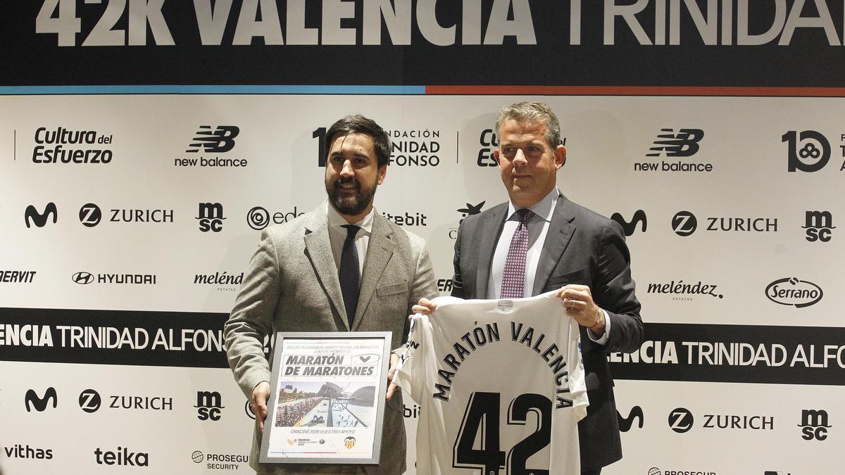 Javier Solís en el acto de hermanamiento entre clubes por el Maraton Valencia Trinidad Alfonso 2022