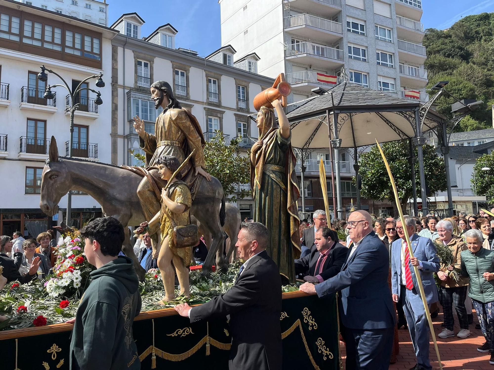 Ambiente en Luarca al paso de La Borriquilla.