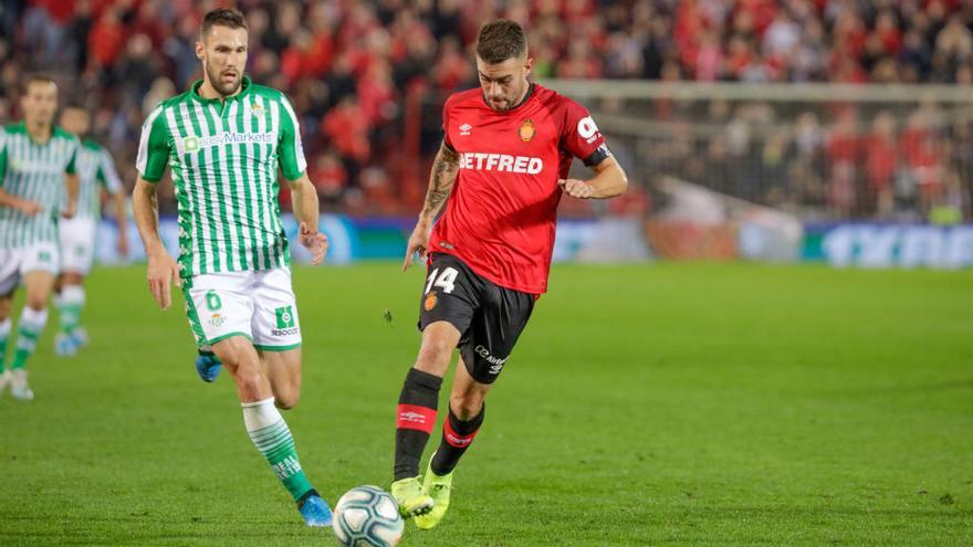 Dani Rodríguez conduce el balón ante Pedraza, jugador del Betis.