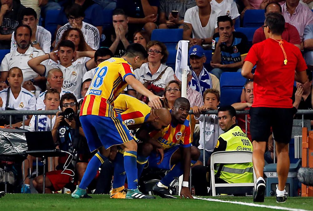 Instantes del partido disputado ayer entre el Valencia CF y el Real Madrid.