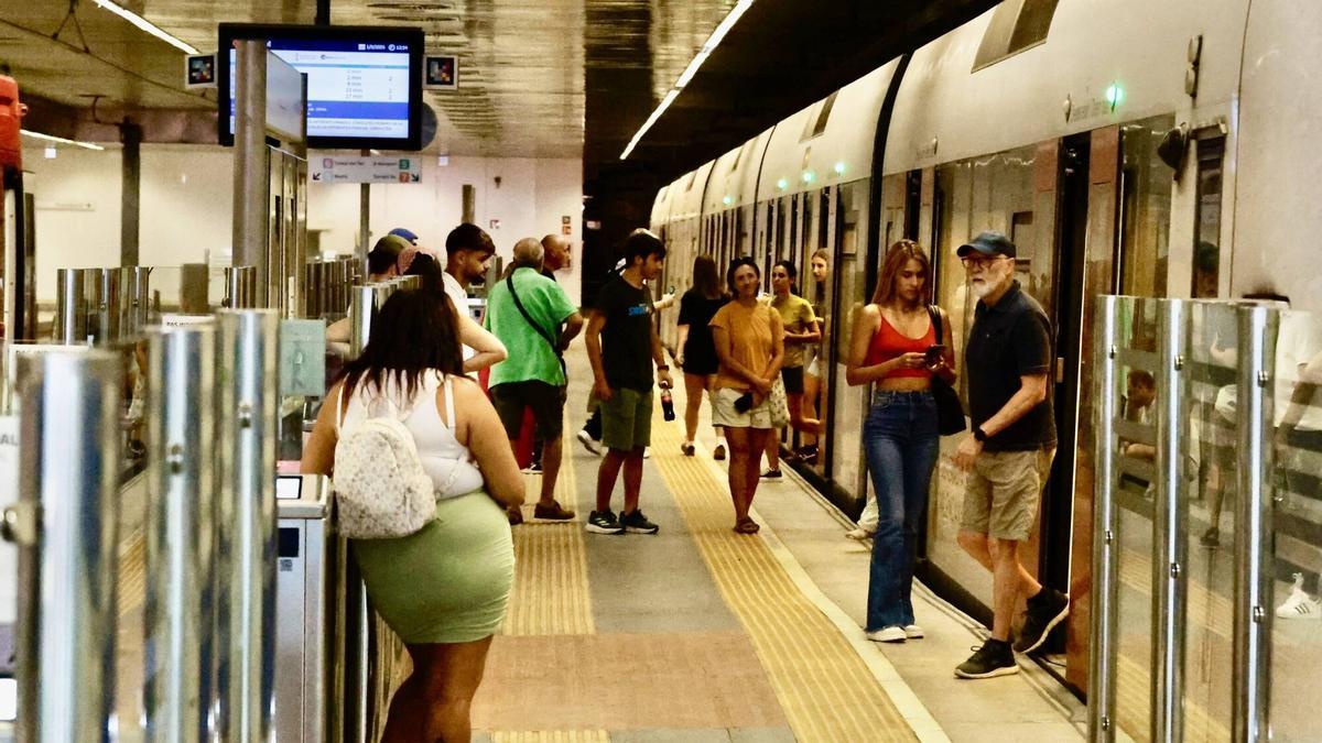 Usuarios de Metrovalencia en una de las estaciones de la L2 en una imagen de archivo.