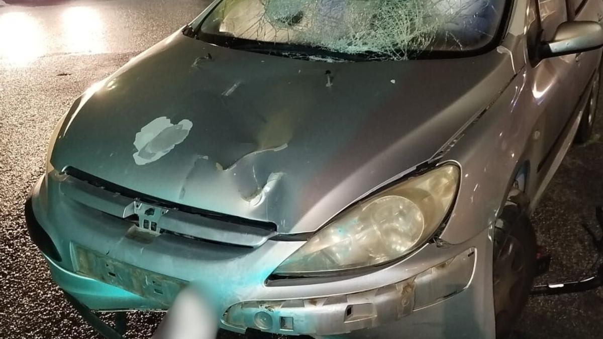Estado en que quedó el coche del hombre tras arrollar al hombre que iba en patinete.