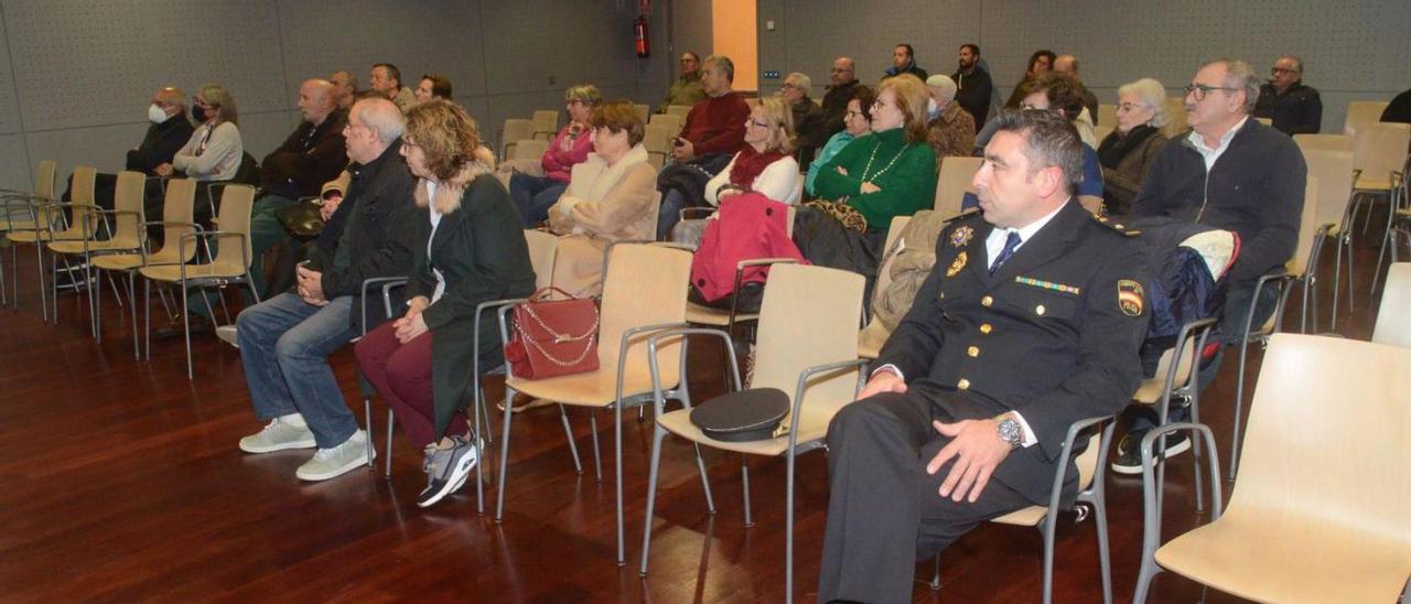 La Policía Nacional da un curso de ciberseguridad para mayores.