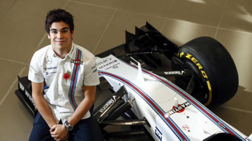 Lance Stroll, posa junto al Williams.