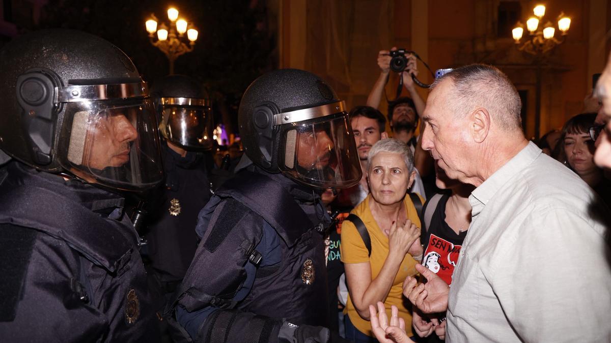 Baldoví media en la manifestación de la dana entre antidisturbios y manifestantes