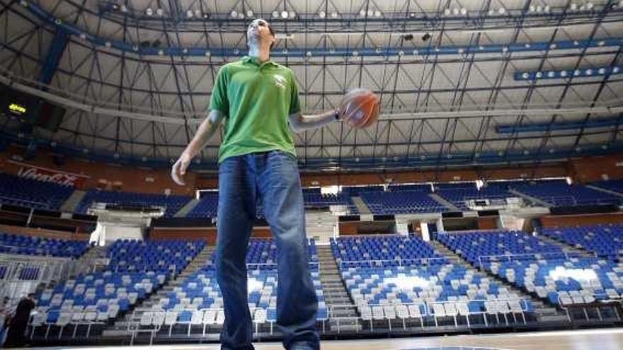 El nuevo jugador del Unicaja, presentado ayer, en la pista central del Martín Carpena.