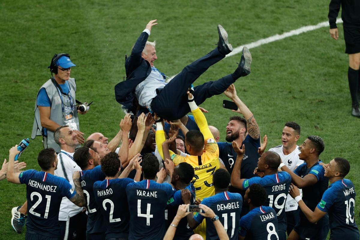 Didier Deschamps, manteado por sus jugadores tras ganar el Mundial 2018 con Francia.