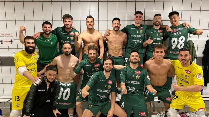 El Córdoba Patrimonio de la Humanidad celebra la victoria en la cancha del Emotion Zaragoza.