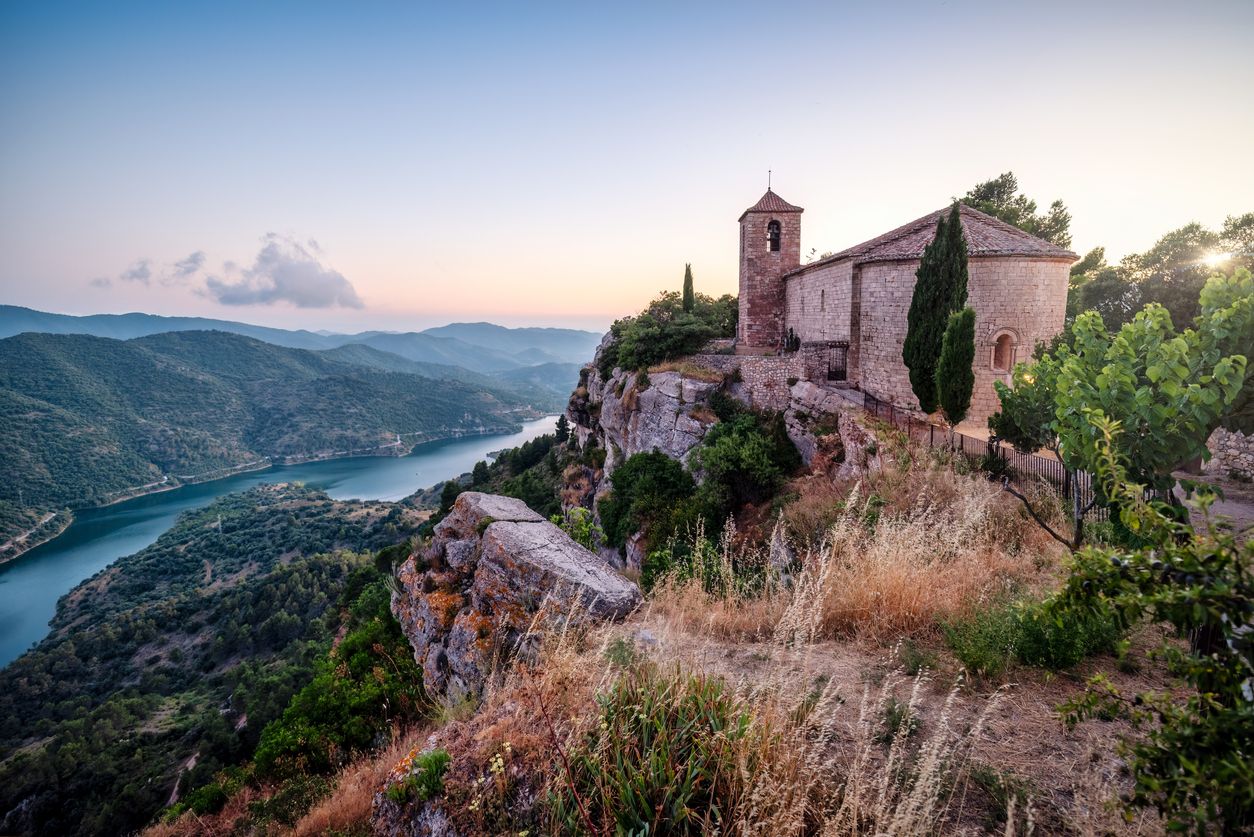 Iglesia de Santa Maria de Siurana en Cataluña al atardecer