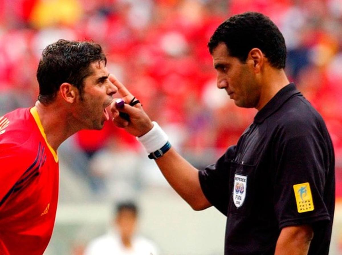 El capitán Fernando Hierro argumenta con el árbitro egipcio Gamal Ghandour después que anulara un gol válido de España contra Corea del Sur en los cuartos, en un lance que entró para la história del torneo del 2002. El equipo asiático superó la eliminatoria y alcanzó las semifinales, en las que cayeron ante Alemania.