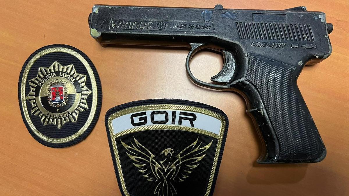 La Policía Local de Rota incauta una pistola de balines de plástico usada  contra las personas