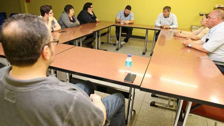 Responsables de ACE y Fundación, ayer, con hosteleros de A Estrada. // Bernabé/Cris M.V.