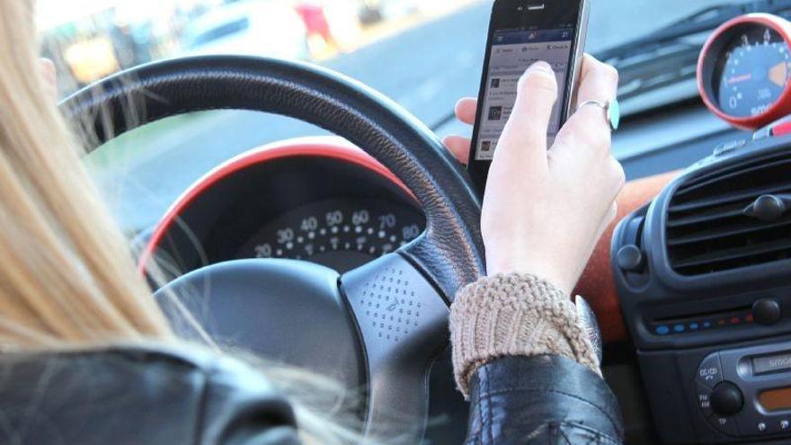 3.500 multas a conductores al año por hablar por el móvil