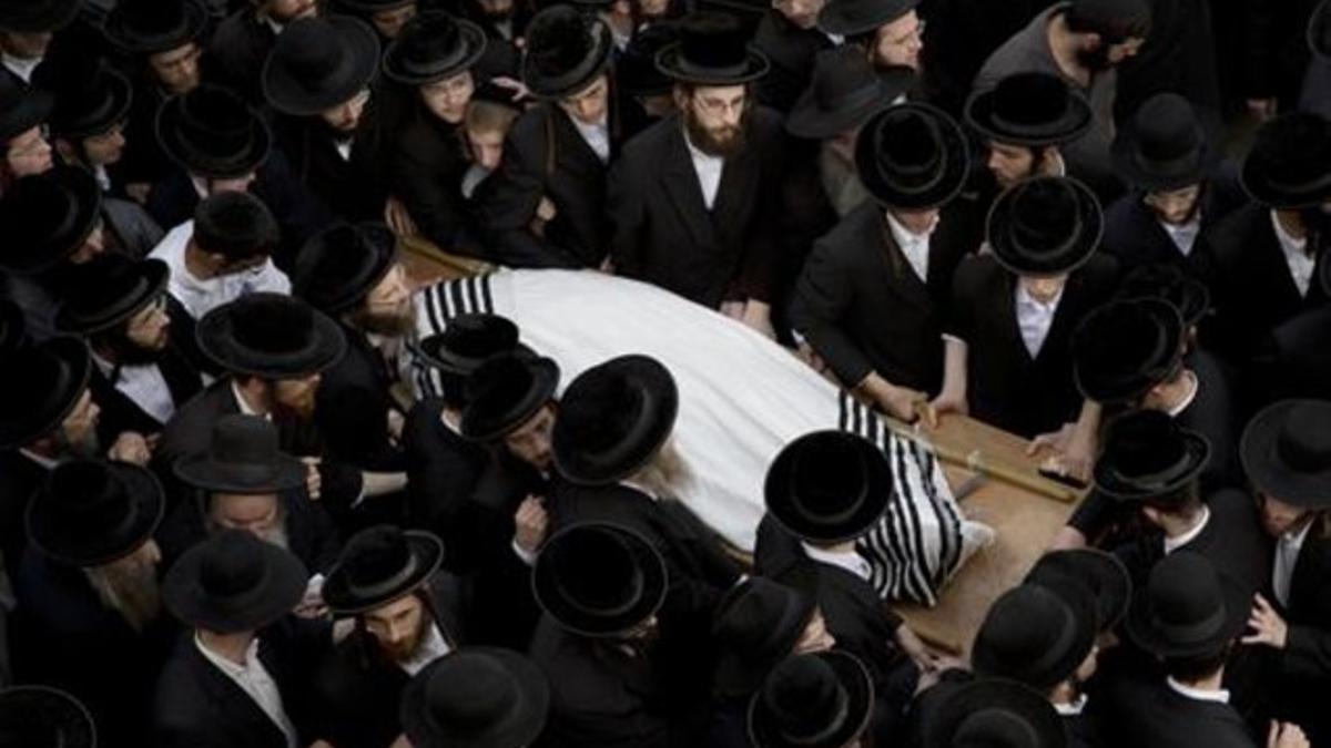 Ultraortodoxos judíos en el funeral del rabino asesinado, en Jerusalén, ayer.