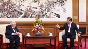 Xi Jinping recibe con honores a Henry Kissinger, ex consejero de Seguridad que acercó a China y EEUU.