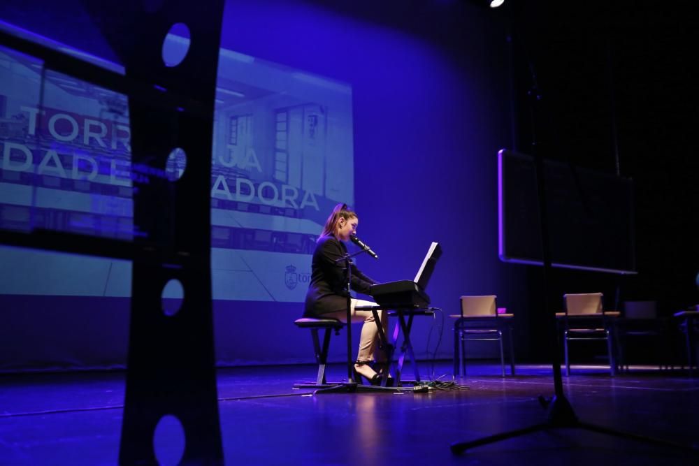 El Teatro Municipal acogió un emotivo Homenaje a los maestros y maestras jubilados de Torrevieja