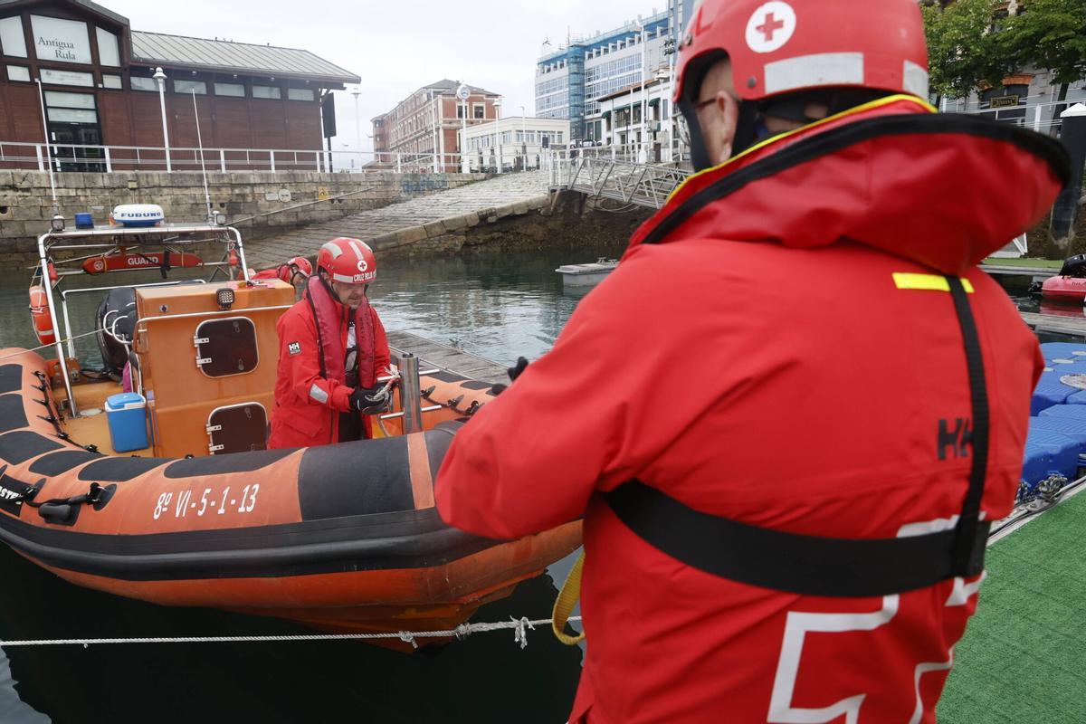 El control de la calidad de las aguas del mar de Gijón, en imágenes