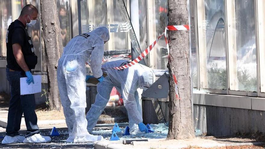 Un muerto y un herido grave en Marsella al estrellarse un coche contra dos paradas de autobús