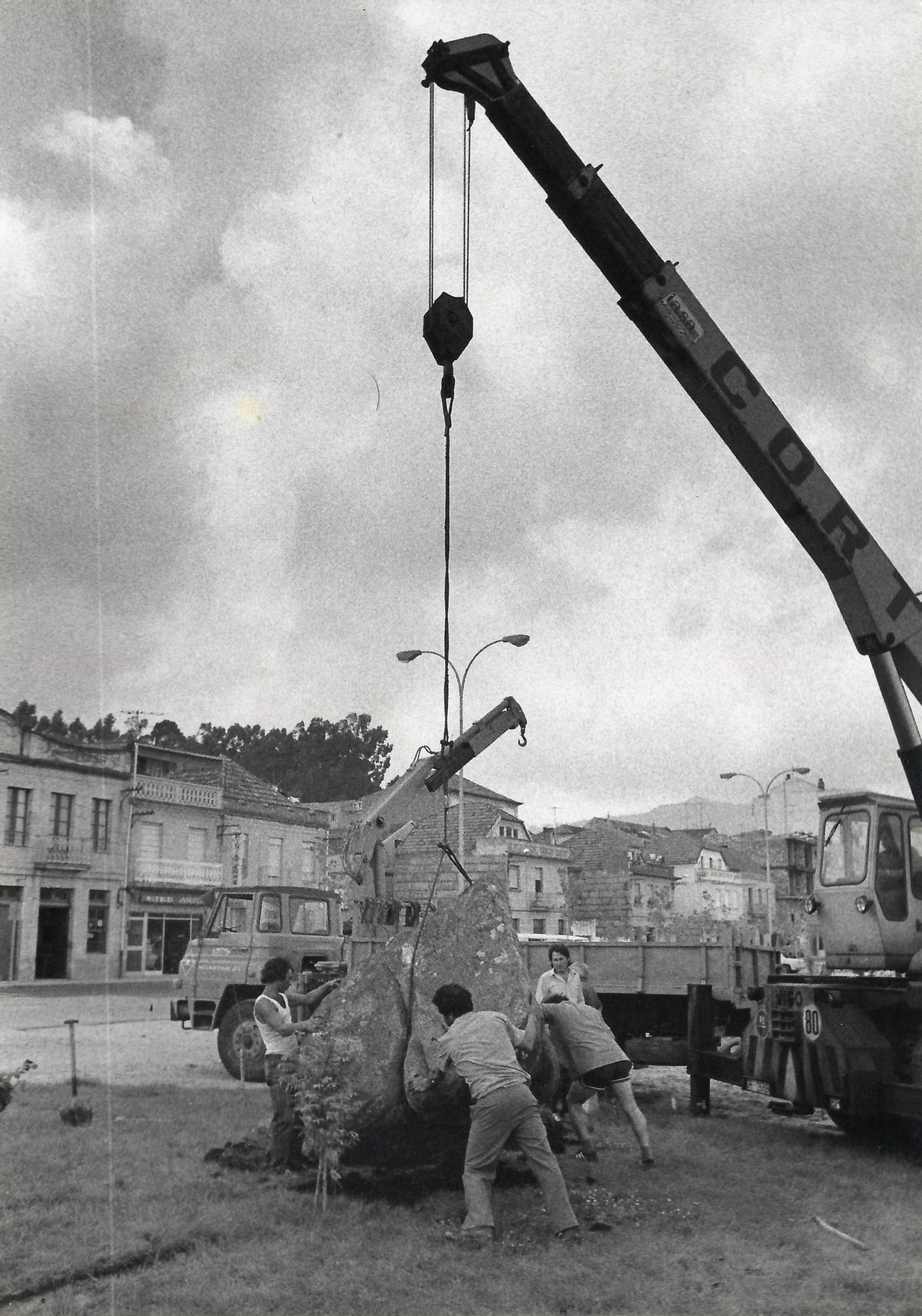 A colocación da estatua de Castelao na Xunqueira de Moaña.