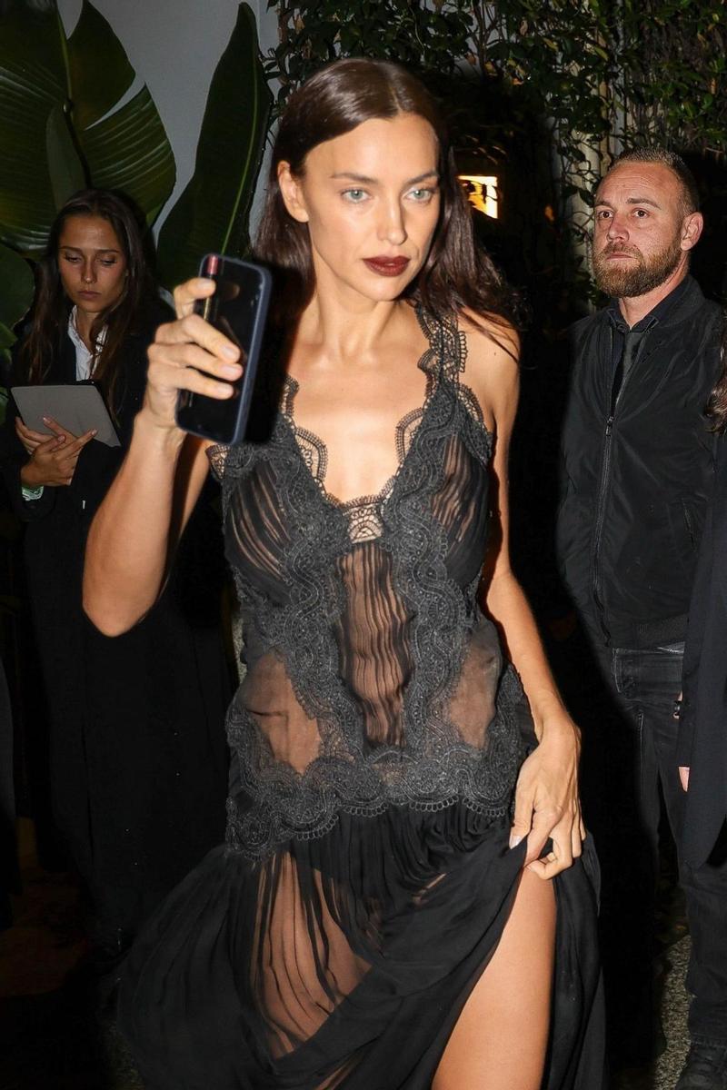 Irina Shayk saliendo de un evento en Milán