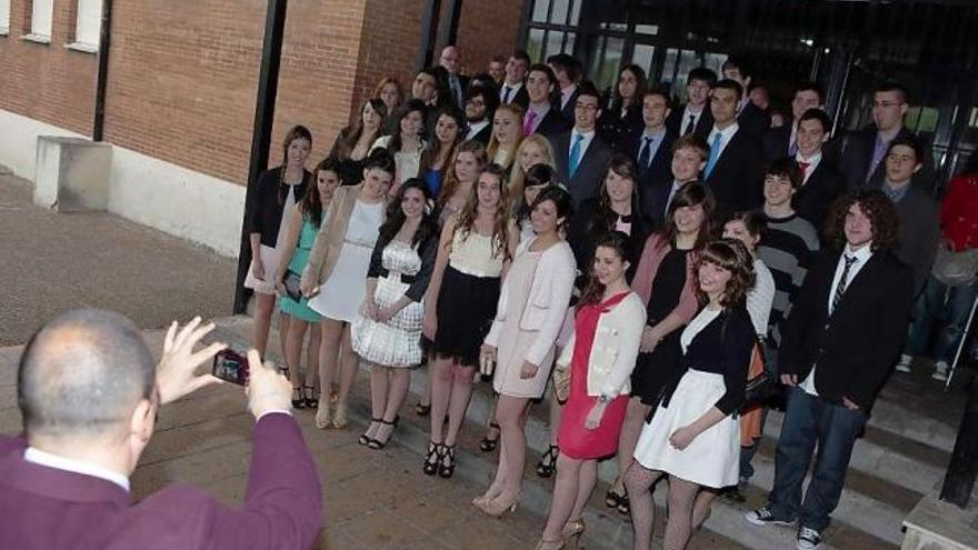 Foto de familia durante el acto de graduación de los alumnos del IES Emilio Alarcos.