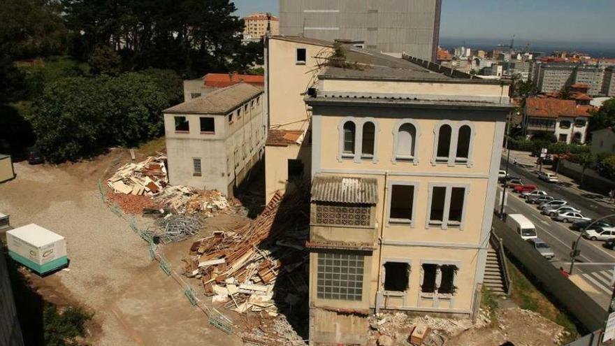 Trabajos de demolición de la residencia de las Adoratrices, en el año 2005.