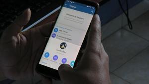 Persona usando Telegram