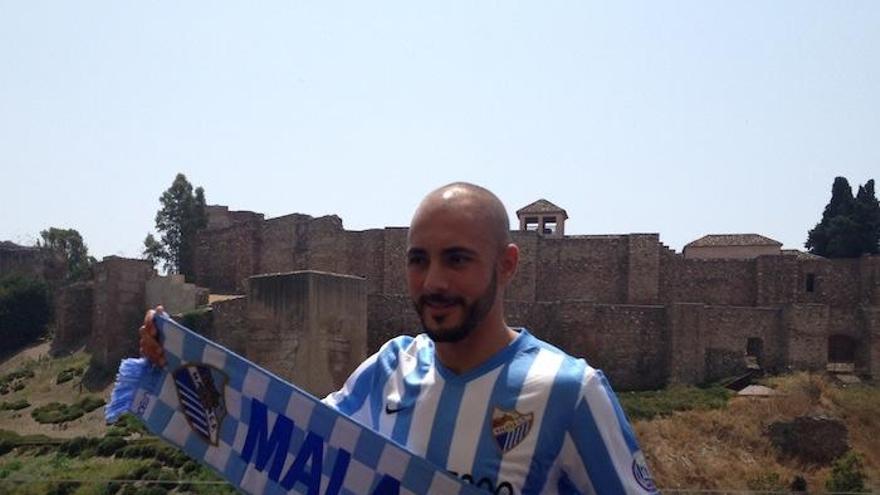 Amrabat posa con la camiseta malaguista, delante de la Catedral.