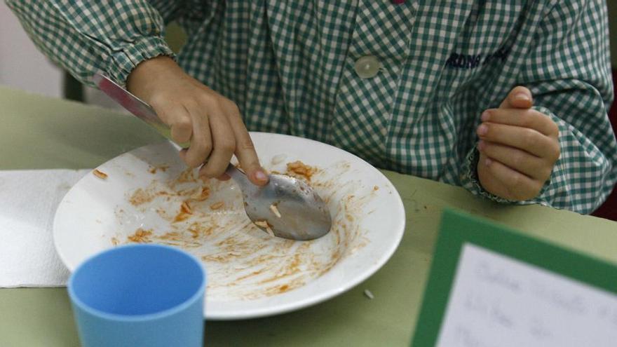 Un nen escura un plat en un menjador gironí, en una imatge d&#039;arxiu · Aniol Resclosa