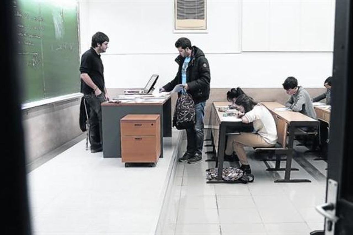 Un alumne entrega un examen al seu professor a la facultat de Matemàtiques de la Universitat de Barcelona, el gener passat.