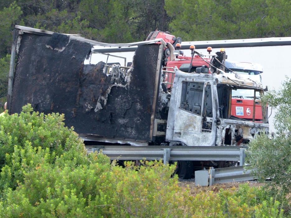 Un incendi destrossa un camió a l'AP-7 a Borrassà